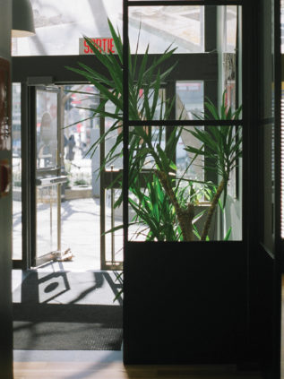 Création sur mesure des cloisons vitrées en acier brut de style rétro pour les nouveaux bureaux d'Uniktour